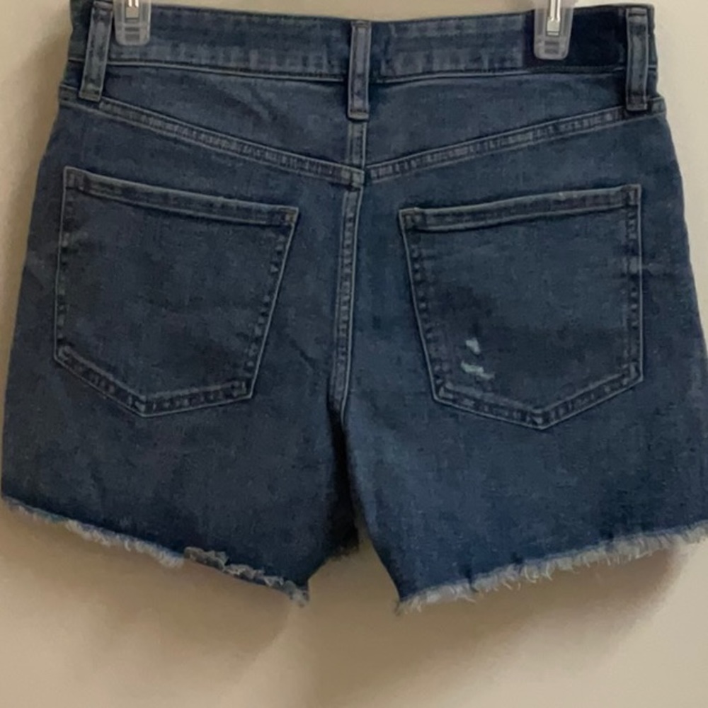 NWT Express ladies boyfriend midi mid-rise denim shorts, size 4 - Picture 3 of 10